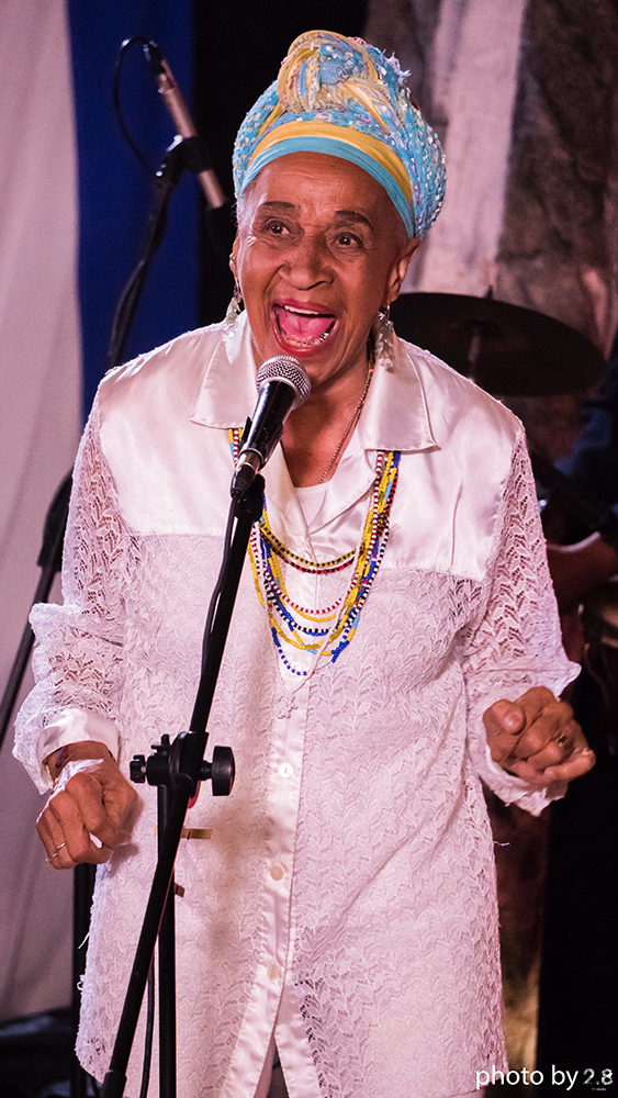 Teté Caturla singing