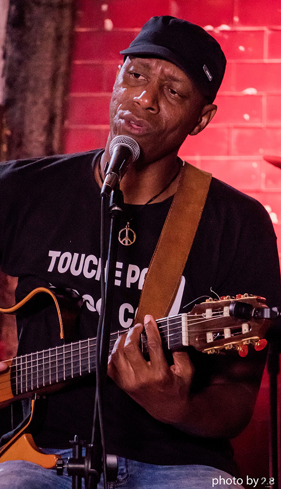 Tony Ávila performing